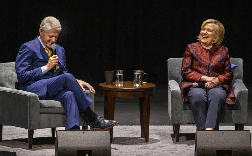 El ex presidente de los Estados Unidos, Bill Clinton, y la secretaria de Estado de los Estados ...