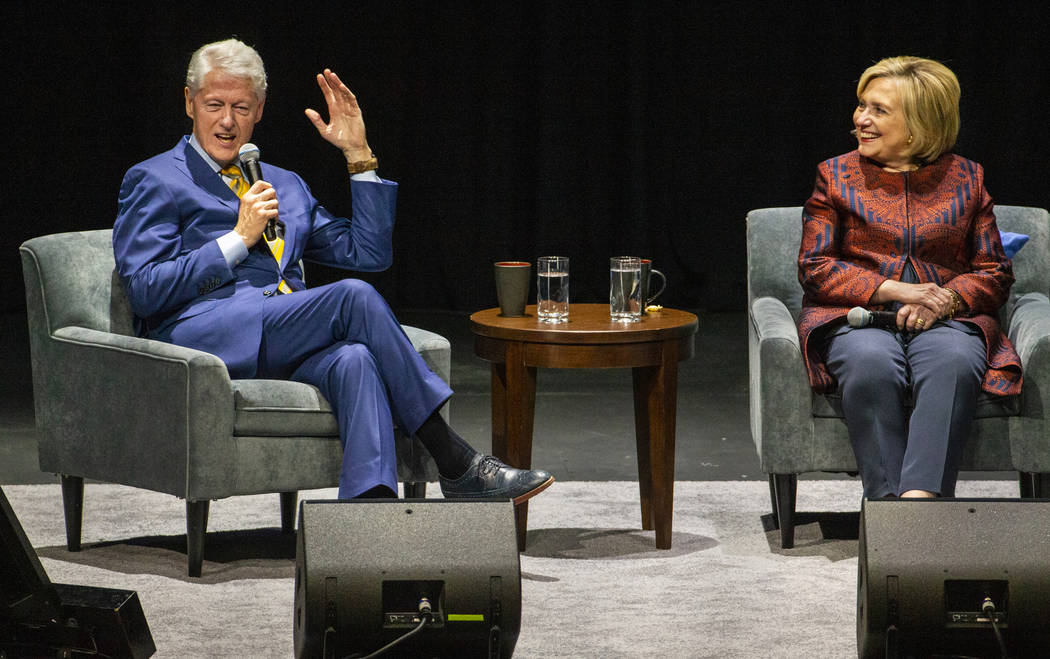 El ex presidente de los Estados Unidos, Bill Clinton, cuenta una historia sentado junto a la ex ...