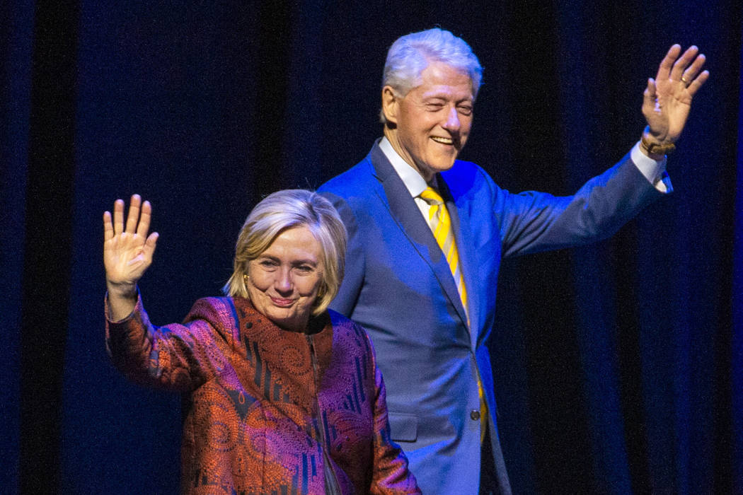 El ex presidente de los EE. UU. Bill Clinton y la ex secretaria de Estado de EE. UU. Hillary Cl ...