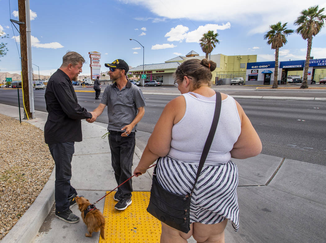 Ron Cochran, con su perro Cookie, se despide de sus amigos Christian Bridges y Rebecca Zima-Rei ...