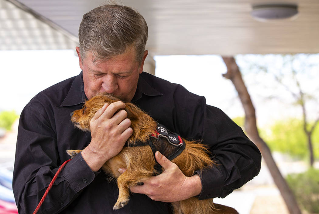 Ron Cochran con su perro Cookie, es visto el lunes 22 de abril de 2019 en Las Vegas. (L.E. Bask ...