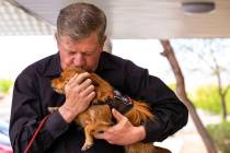 Ron Cochran con su perro Cookie, es visto el lunes 22 de abril de 2019 en Las Vegas. (L.E. Bask ...