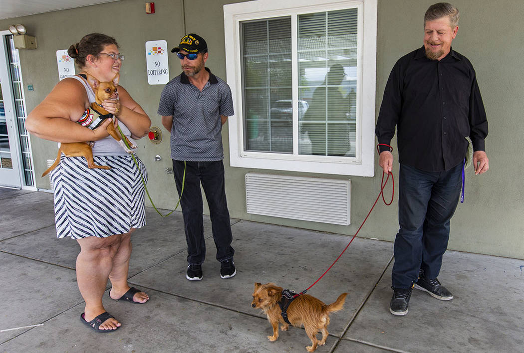 Ron Cochran, de derecha, con su perro Cookie, visita a sus amigos Christian Bridges y Rebecca Z ...