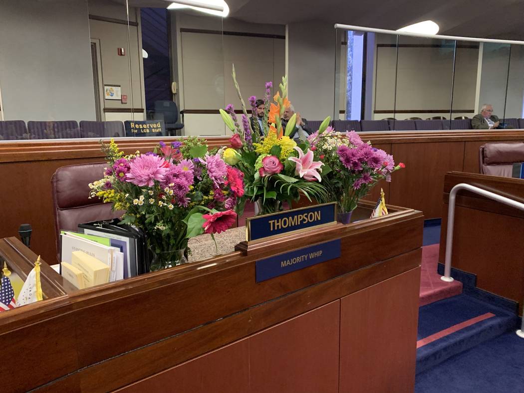 Los ramos de flores en memoria del asambleísta Tyrone Thompson fueron colocados en su escritor ...