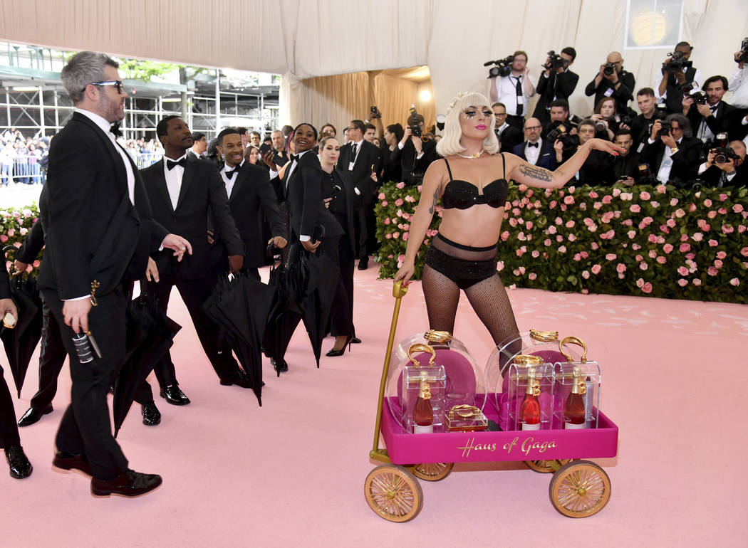 Brandon Maxwell, a la izquierda, y Lady Gaga asisten a la gala benéfica del Instituto de Traje ...