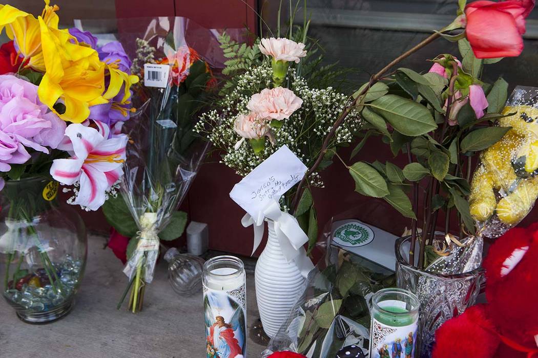 Flores frente a Jared, una joyería donde la empleada Kimberlee Ann Kincaid-Hill murió luego d ...