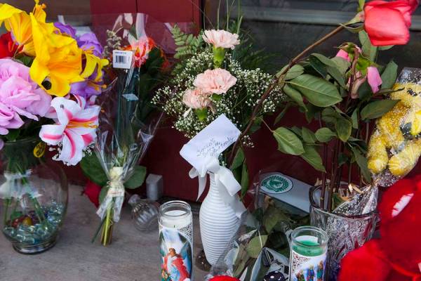 Flores frente a Jared, una joyería donde la empleada Kimberlee Ann Kincaid-Hill murió luego d ...