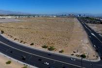 Fotografía aérea de la propiedad en la esquina noroeste de Las Vegas Blvd y Blue Diamond Road ...