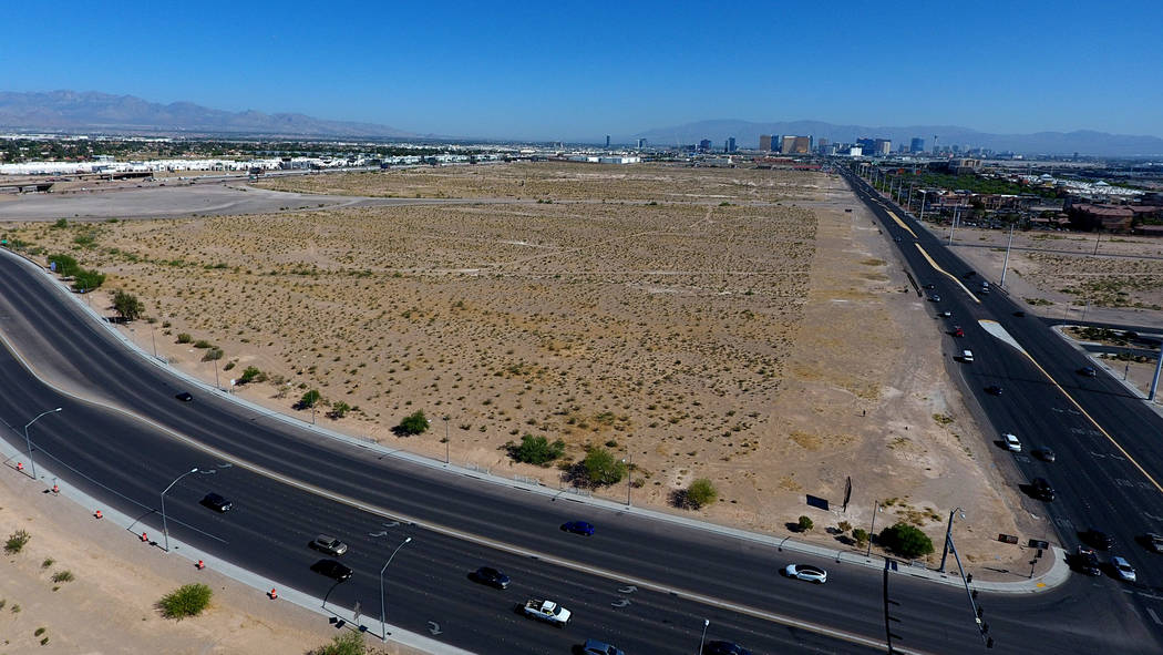 Fotografía aérea de la propiedad en la esquina noroeste de Las Vegas Blvd y Blue Diamond Road ...