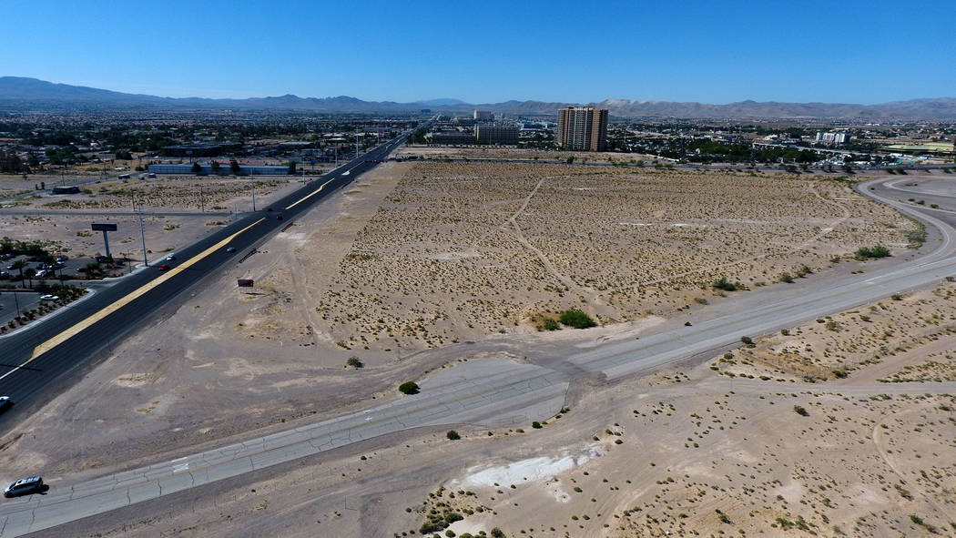 Fotografía aérea de la propiedad en la esquina noroeste de Las Vegas Blvd y Blue Diamond Road ...