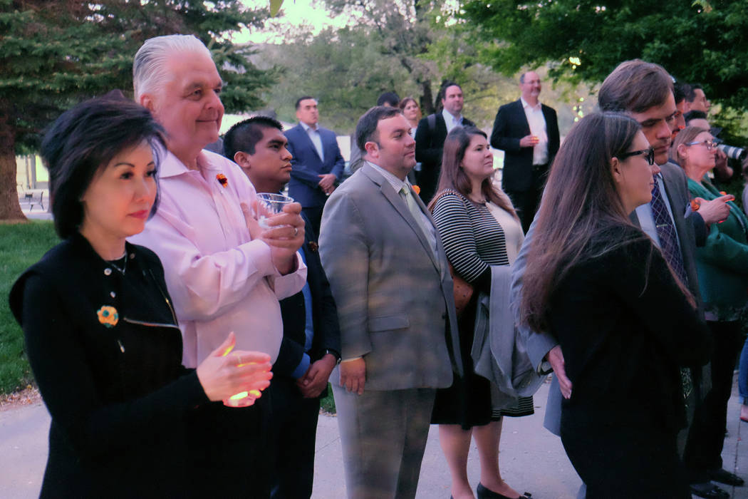 El gobernador Steve Sisolak y su esposa, Kathy, asisten al velorio para el asambleísta de Nort ...