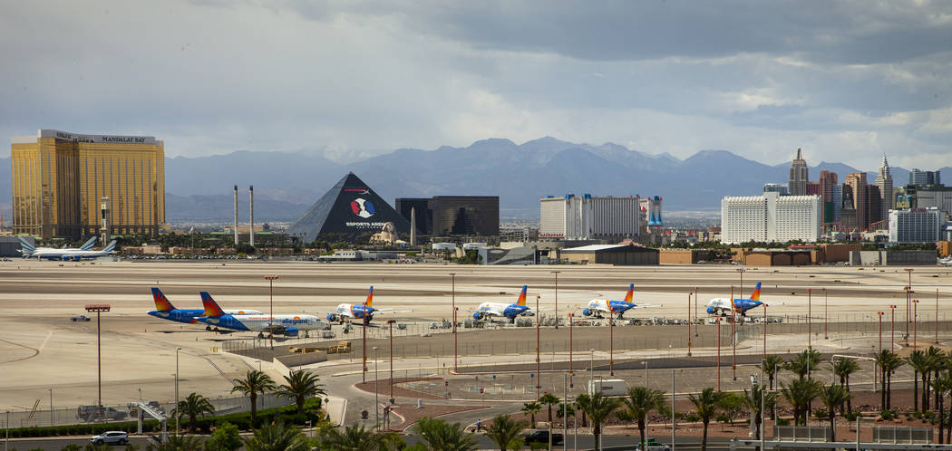 Aviones Allegiant Air, con sede en Las Vegas, sentados en la pista del Aeropuerto Internacional ...