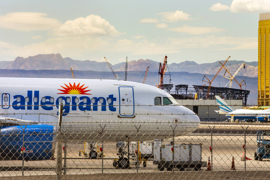 Un avión Allegiant Air con base en Las Vegas, sentado en la pista del Aeropuerto Internacional ...