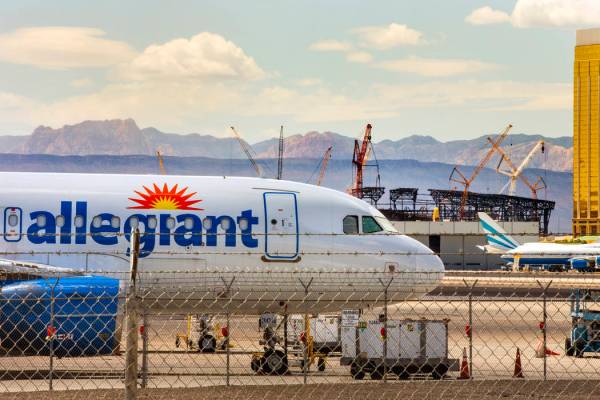 Un avión Allegiant Air con base en Las Vegas, sentado en la pista del Aeropuerto Internacional ...