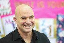 Andre Agassi comparte una risa durante un evento en la Academia Preparatoria Andre Agassi en fe ...