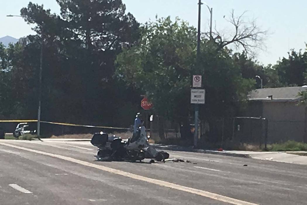 Un oficial en motocicleta de Las Vegas sufrió heridas leves cuando un conductor que había det ...