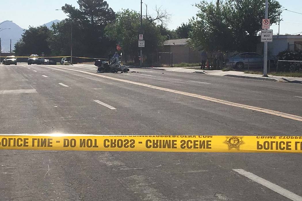 Un oficial en motocicleta de Las Vegas sufrió heridas leves cuando un conductor que había det ...