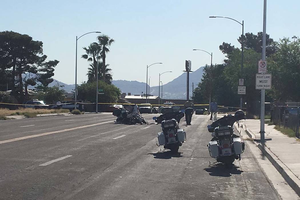 Un oficial en motocicleta de Las Vegas sufrió heridas leves cuando un conductor que había det ...