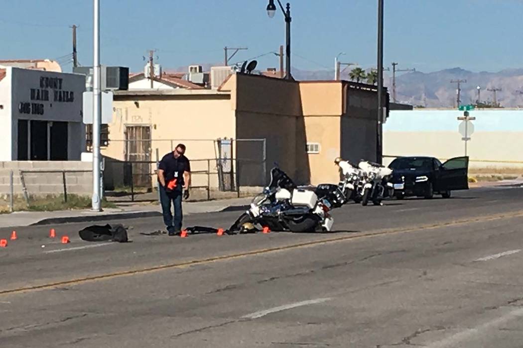 Un oficial en motocicleta de Las Vegas sufrió heridas leves cuando un conductor que había det ...