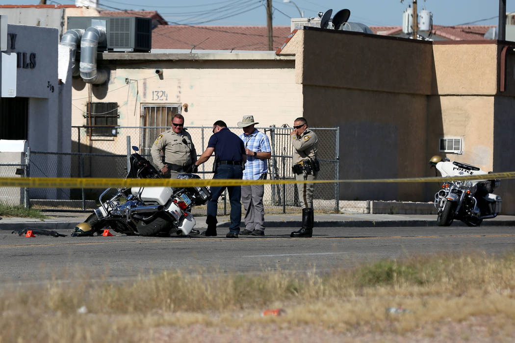 Un oficial en motocicleta de Las Vegas sufrió heridas leves cuando un conductor que había det ...