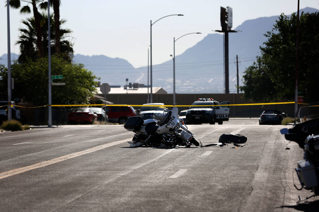 Un oficial en motocicleta de Las Vegas sufrió heridas leves cuando un conductor que había det ...