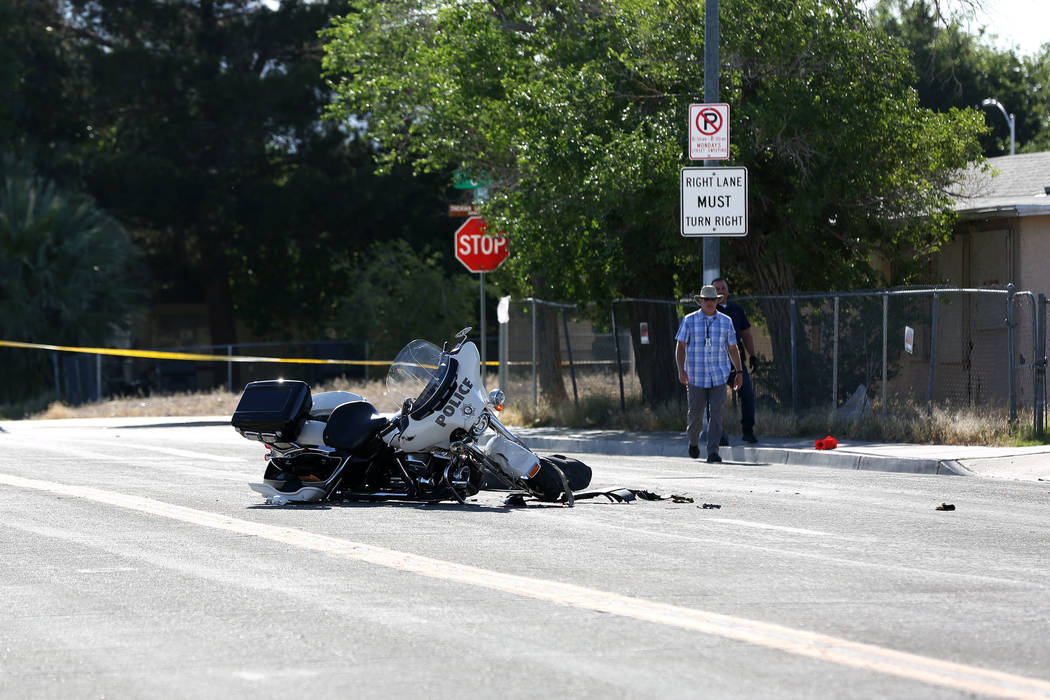 Un oficial en motocicleta de Las Vegas sufrió heridas leves cuando un conductor que había det ...