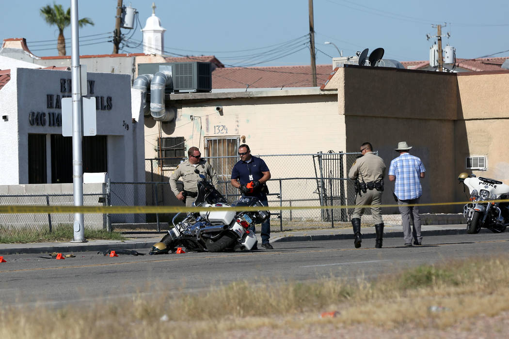 Un oficial en motocicleta de Las Vegas sufrió heridas leves cuando un conductor que había det ...