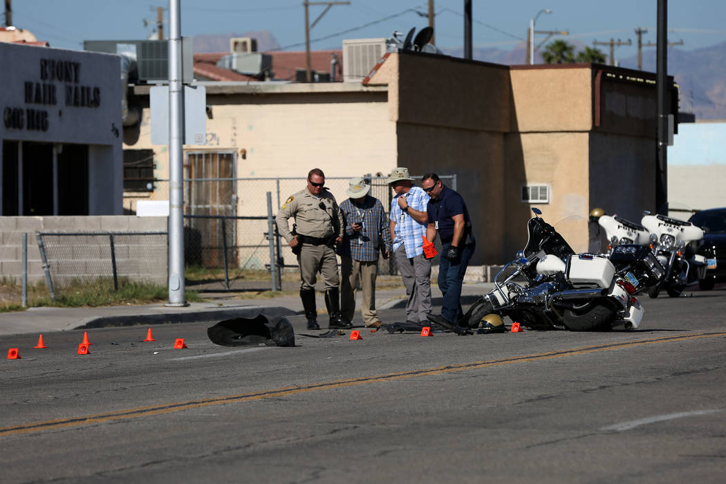 Un oficial en motocicleta de Las Vegas sufrió heridas leves cuando un conductor que había det ...