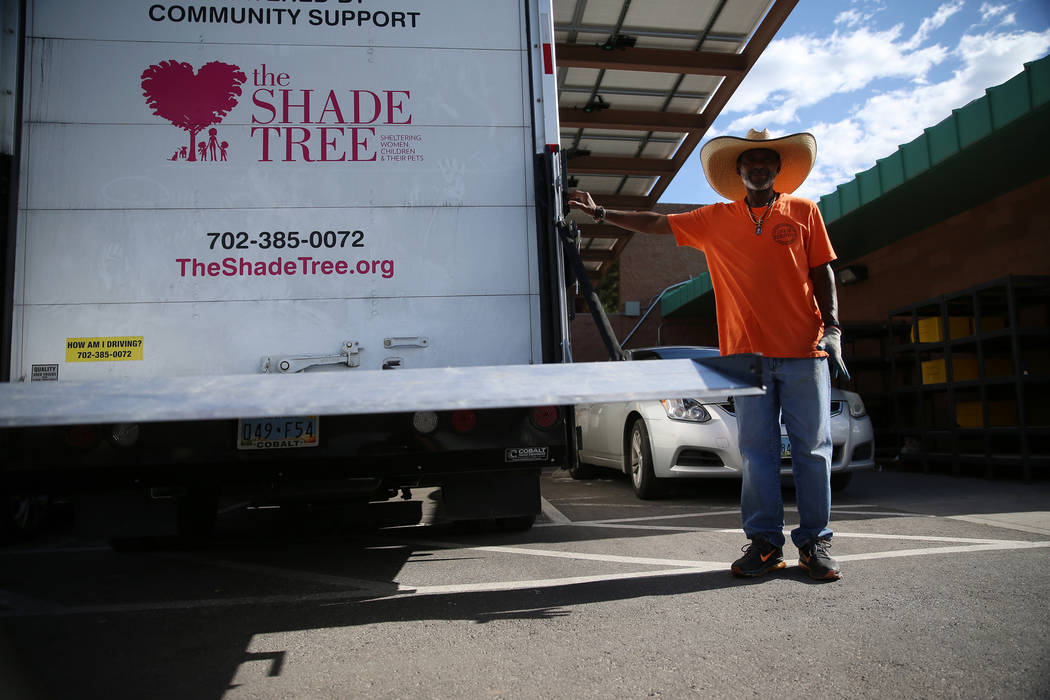 Jeff Fletcher, coordinador de donaciones en The Shade Tree, muestra la nueva rampa de un camió ...