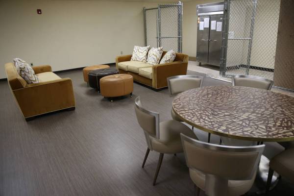 La nueva sala de descanso para empleados del refugio The Shade Tree en North Las Vegas se fotog ...