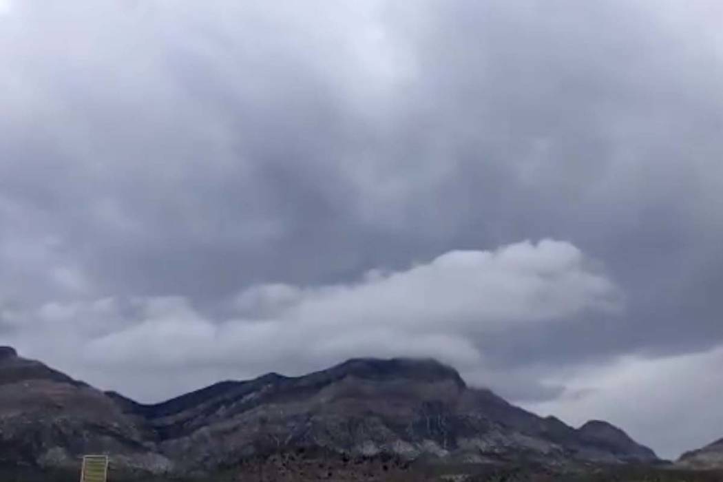 Nubes de tormenta se mueven sobre Red Canyon cerca de Las Vegas el jueves, 9 de mayo de 2019. ( ...
