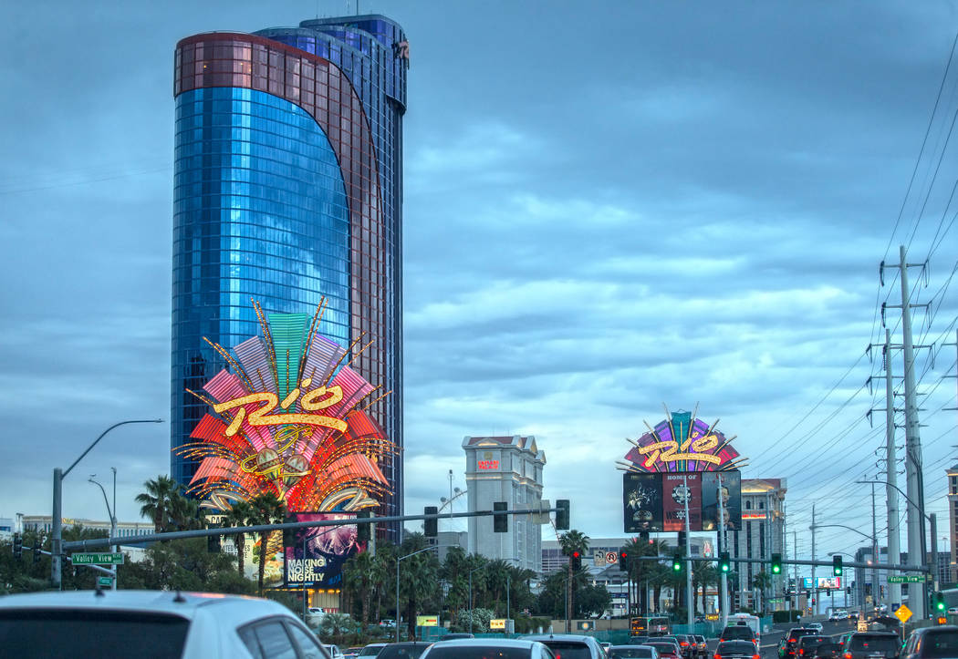 Rio fue el primer resort de suites en Las Vegas y el primero con vidrio de piso a techo en toda ...