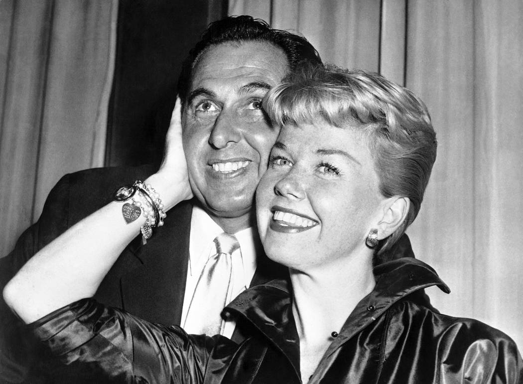 La actriz y cantante de cine Doris Day, posa con su esposo y agente Martin Melcher en su hotel ...