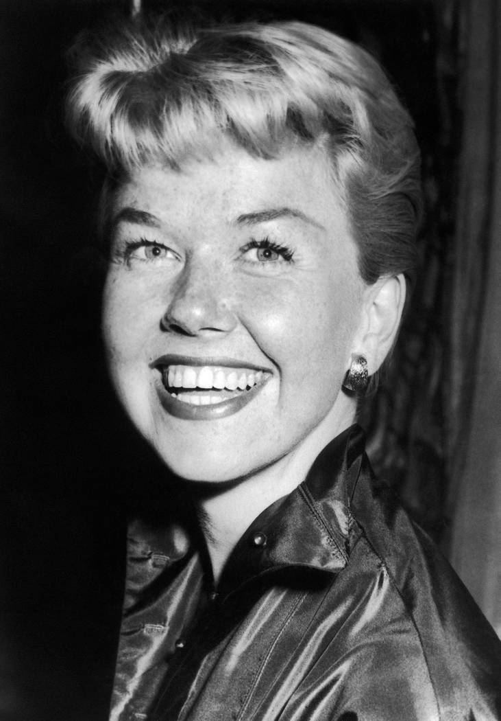 La actriz y cantante de cine Doris Day el 12 de abril de 1955. Day, cuya sana presencia en la p ...