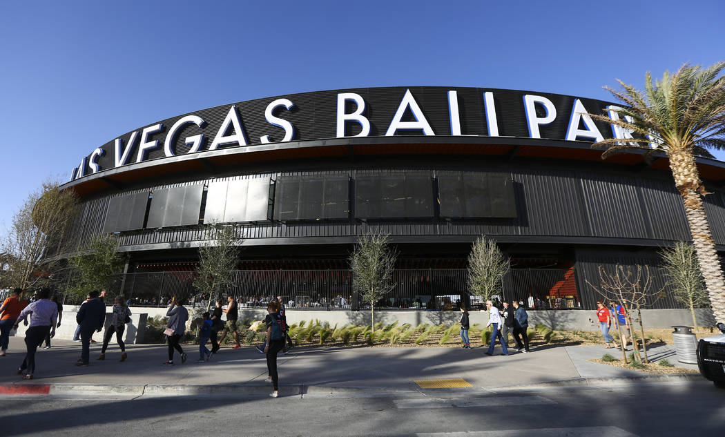 Fans hacen fila para ingresar al estadio de béisbol de Las Vegas para la apertura de la casa d ...