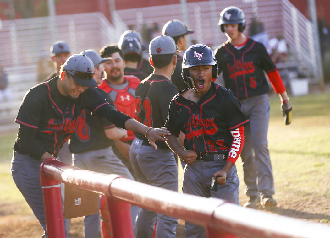 Layne Adaro (22) de Las Vegas celebra su carrera contra Arbor View durante un juego de béisbol ...