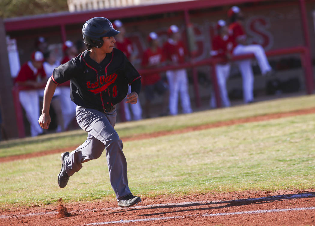 José Martínez (9) de Las Vegas, corre a primera base durante un juego de béisbol en Arbor Vi ...