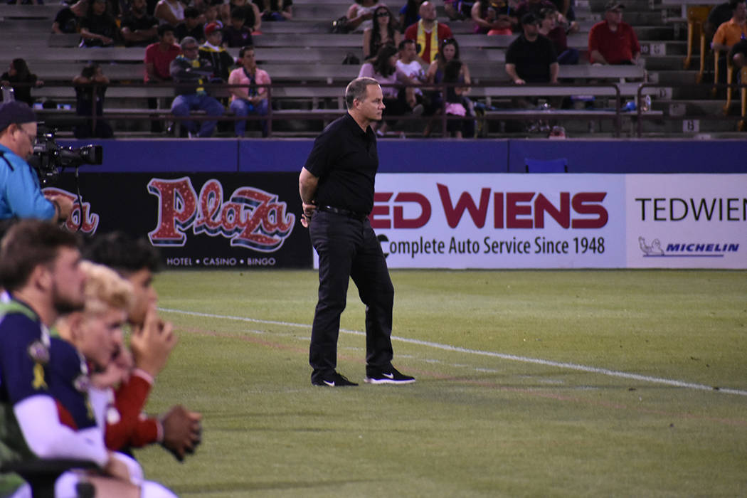 El entrenador de Las Vegas Lights FC, Eric Wynalda, observa el desempeño de su equipo contra C ...