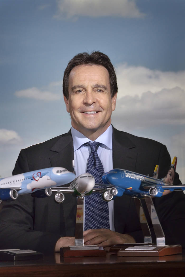 Mark Brown, CEO de Miracle Flights, se presenta en las oficinas de la organización en 5740 S. ...