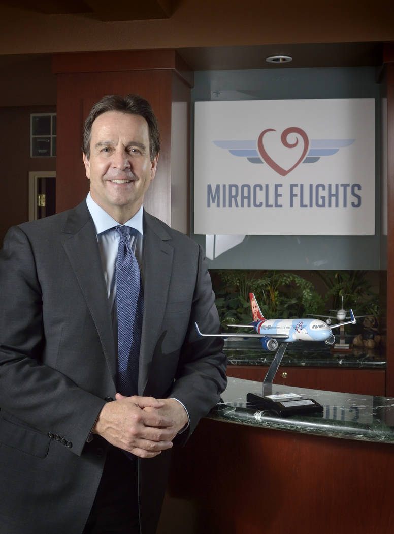 Mark Brown, CEO de Miracle Flights, se presenta en las oficinas de la organización en 5740 S. ...