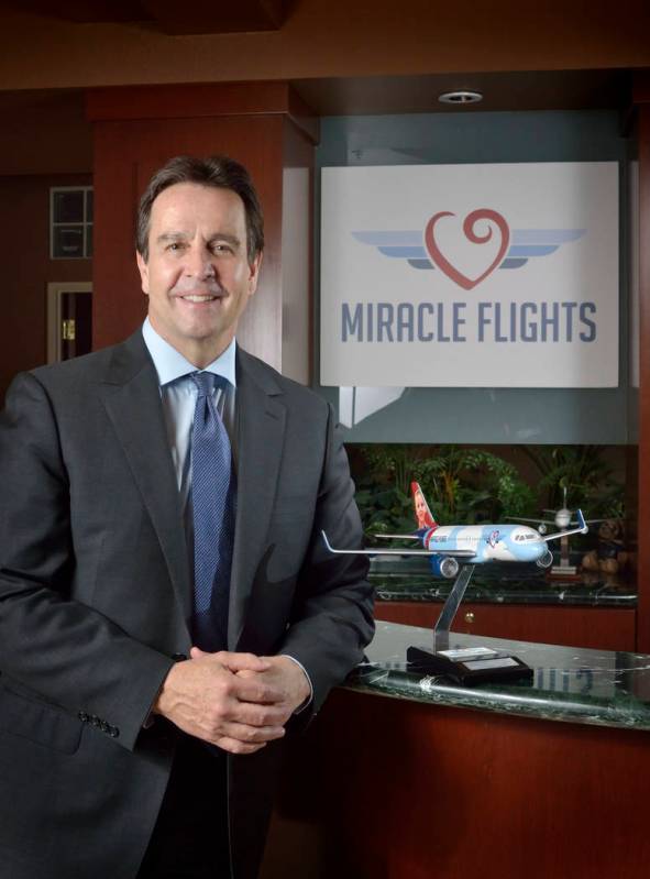 Mark Brown, CEO de Miracle Flights, se presenta en las oficinas de la organización en 5740 S. ...