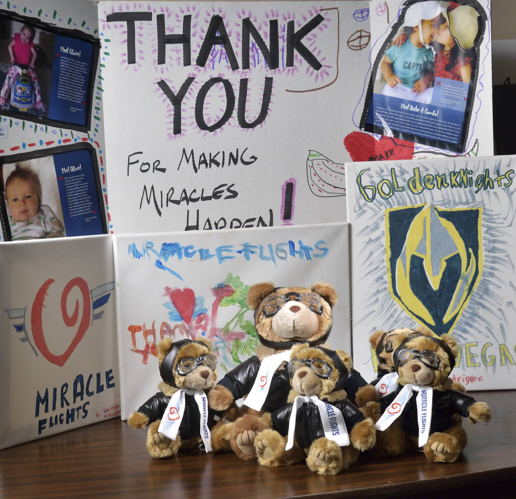 Las mascotas de Miles the Bear y un cartel de agradecimiento y pinturas se muestran en las ofic ...