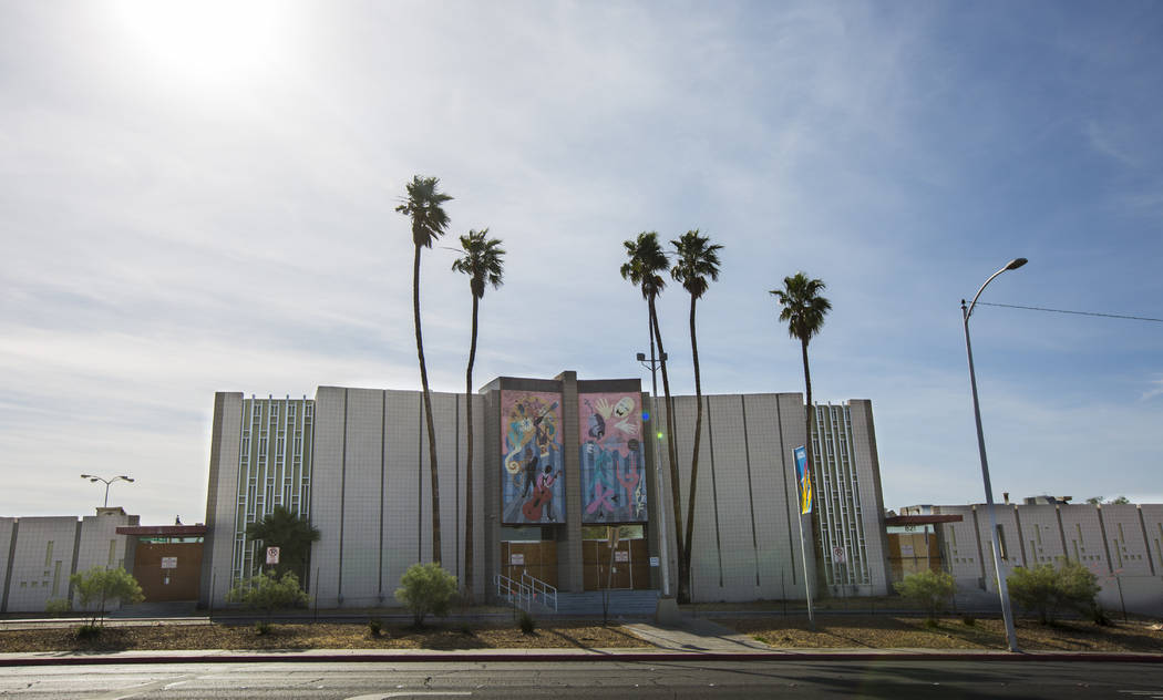 El Reed Whipple Cultural Center, a la izquierda, ubicado frente al Neon Museum a lo largo de La ...