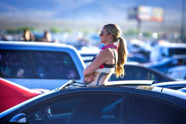 Un fan espera que el tráfico se mueva en el estacionamiento de Las Vegas Speedway después de ...