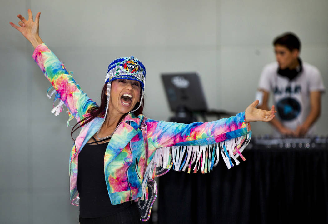 La viajera de Carolina del Norte, Carolina Woodruff de Jacksonville, Florida, baila mientras DJ ...