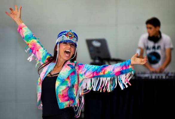 La viajera de Carolina del Norte, Carolina Woodruff de Jacksonville, Florida, baila mientras DJ ...