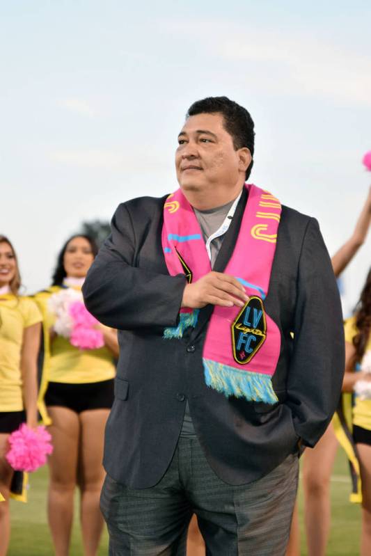 Álvaro Puentes, comentarista local de los juegos de Las Vegas Lights FC recibió la Bufanda Rosa antes del partido ante Sacramento Republic FC. Sábado 11 de mayo de 2019 en el Cashman Field. Foto Cortesía Las Vegas Lights FC.