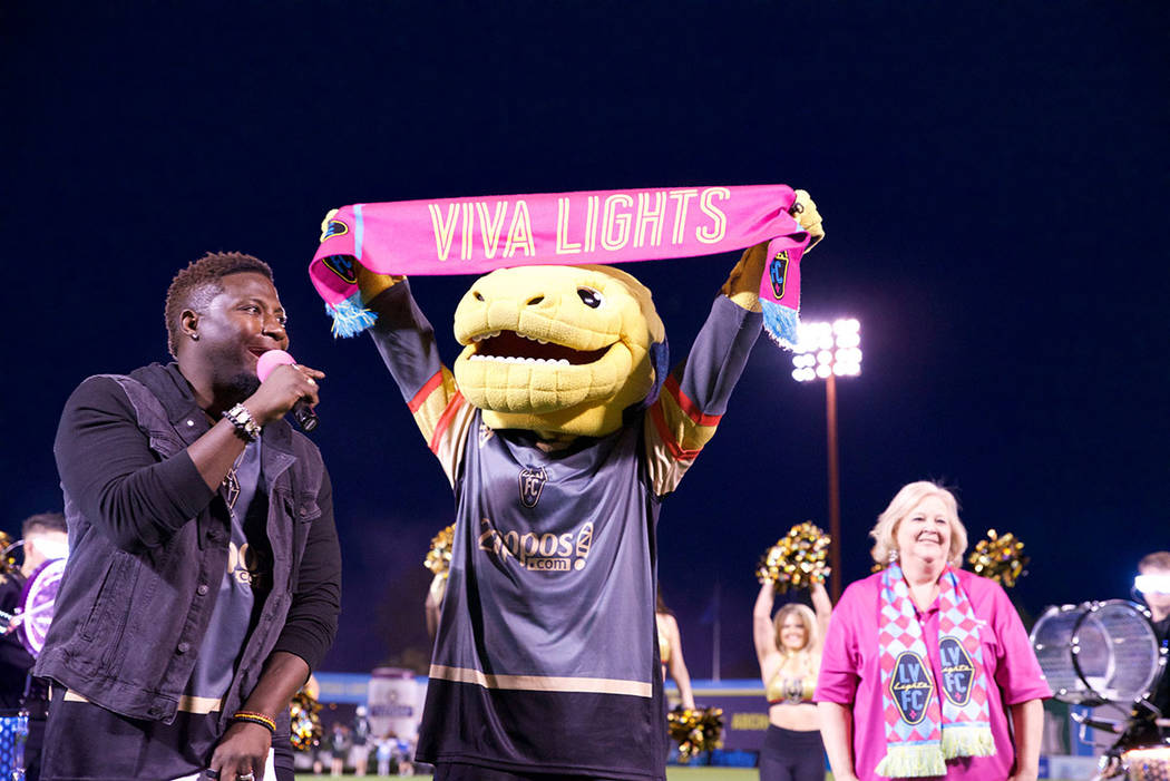 La mascota de los Vegas Golden Knights, Chance, levanta su Bufanda Rosa. Foto Cortesía Las Veg ...