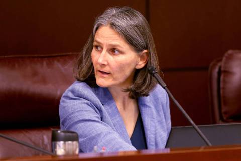 La senadora Julia Ratti, demócrata por Sparks, dirige una reunión del Comité de Salud y Serv ...