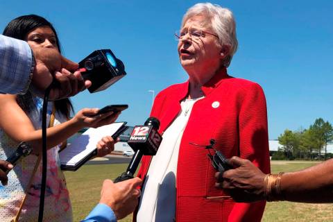 La gobernadora de Alabama, Kay Ivey, analiza un proyecto de ley que prácticamente prohibiría ...